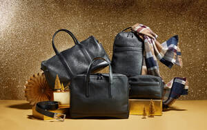 marksandspencer_XMAS2023_GIFTSHOP_T093200A_T095370A_T095374A_T096449_panske doplnky_pasek 1199Kc_kozena cestovni taska_6799Kc_kozena taska na laptop_2999Kc_kostkovana sala_699Kc.jpg